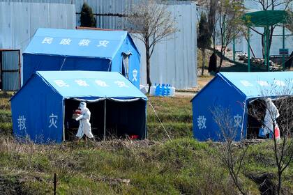 Trabajadores de la salud en una región de cuarentena para ciudadanos evacuados de China