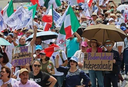Trabajadores de las cortes federales se reúnen mientras realizan un paro para protestar contra las reformas que harían que todos los jueces sean elegidos por voto popular, el domingo 25 de agosto de 2024, en Ciudad de México. (Foto AP/Ginnette Riquelme)