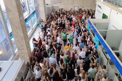 Trabajadores de PAMI protestan en una de las oficinas del organismo en reclamo por una recomposición salarial