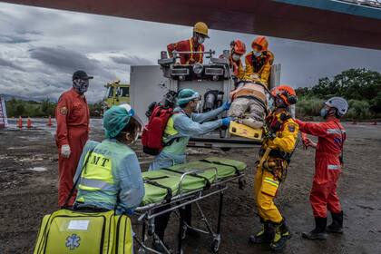 Trabajadores de rescate en un ejercicio que simula edificios y transporte público atacados por misiles chinos, en Hsinchu, Taiwán, el 26 de mayo de 2022. (Lam Yik Fei/The New York Times)