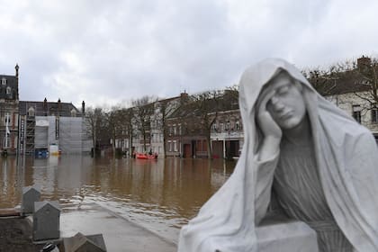 Trabajadores de rescate evacúan a una persona luego de que la crecida del río Aa inundó la localidad Arques, en el norte de Francia, enero 2024.