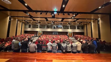 Trabajadores de SanCor en a asamblea donde resolvieron pedir la quiebra