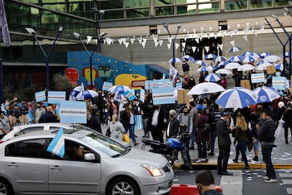Trabajadores de shoppings protestaron en el barrio porteño de Abasto y exigieron la reapertura de los centros comerciales