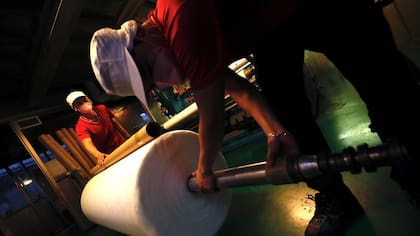 Trabajadores de Taiwán se esfuerzan por producir material médico contrarreloj.