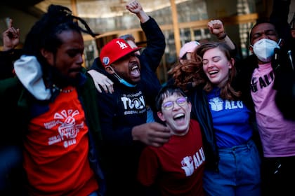 Trabajadores de un centro de distribución de Amazon en Staten Island (Nueva York) celebran la victoria en una consulta para decidir si el personal se sindicaliza o no, el 1 de abril del 2022. (AP Photo/Eduardo Munoz Alvarez, File)