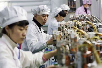 Trabajadores de una fábrica en la provincia china de Anhui