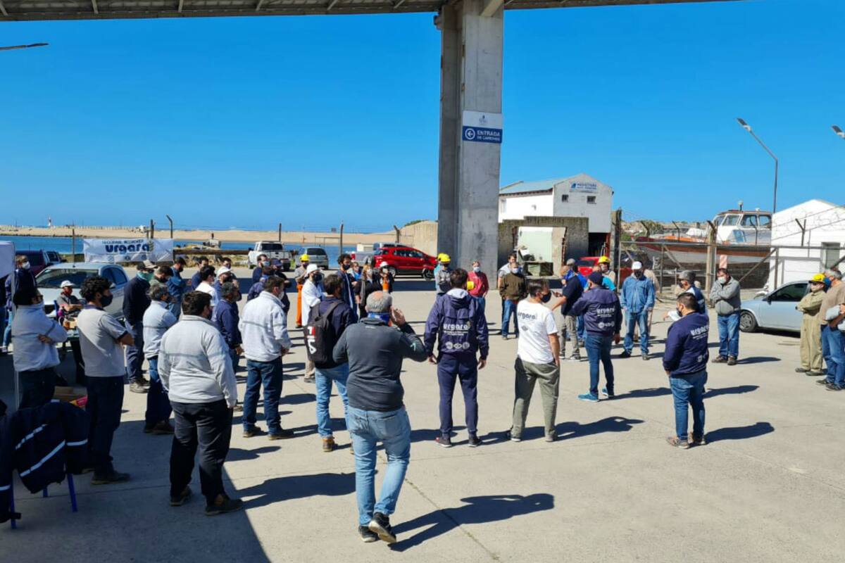Trabajadores de Urgara hoy en una asamblea en Quequén, antes del paro