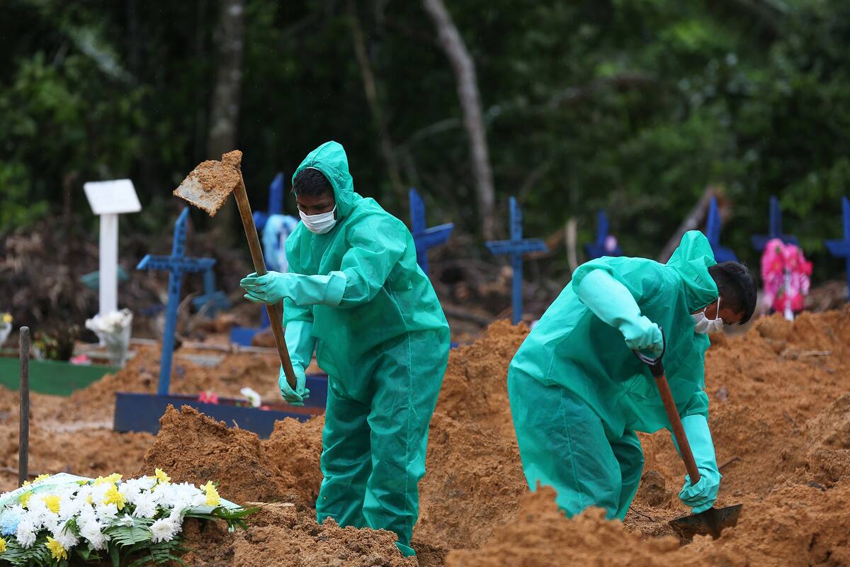 Trabajadores del cementerio cavan tumbas para víctimas y presuntas víctimas de la pandemia de coronavirus en el cementerio Nossa Senhora en Manaus, estado amazónico, Brasil, el 6 de mayo de 2020