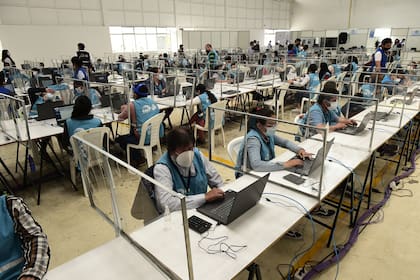 Trabajadores del Consejo Nacional realizan la digitalización de datos electorales tras las elecciones generales de Ecuador, en Quito, el 8 de febrero de 2021