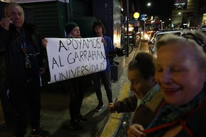 Trabajadores del Garrahan se movilizaron junto con estudiantes y docentes en rechazo al veto de Milei e hicieron un “ruidazo nacional”.