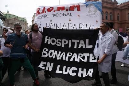 Trabajadores del hospital Bonaparte marcharon a Plaza de Mayo