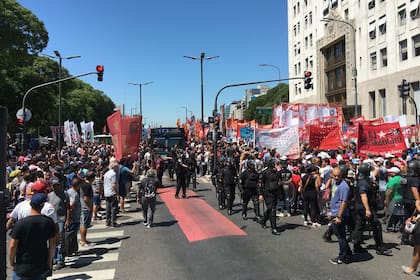 Trabajadores del Hospital Posadas realizan una protesta en el Ministerio de Salud de la Nación para denunciar y rechazar el despido de 122 empleados de ese centro asistencial