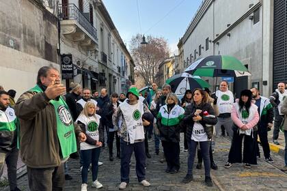 Trabajadores del INTA hicieron un ruidazo tras conocerse el decreto que impacta en el organismo