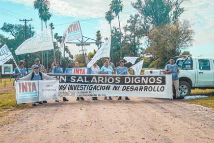 Trabajadores del INTA llevan adelante una medida de fuerza en varios puntos del país
