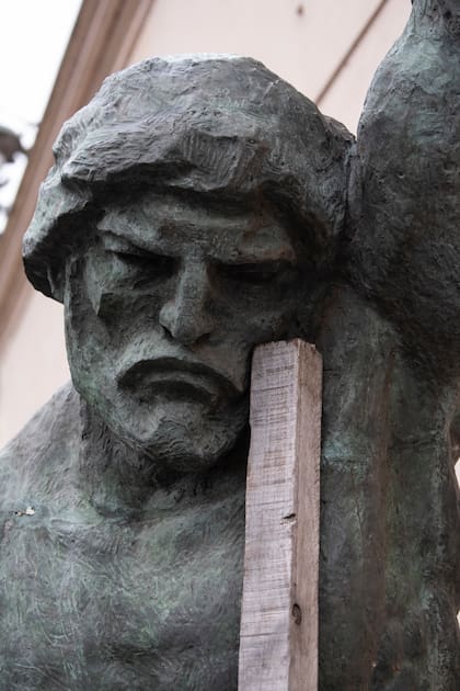 El vandalismo en los monumentos porteños creció en los últimos meses; cada vez que una obra necesita restauración, se busca su ficha técnica a través de un obsoleto sistema manual en uso desde 1953