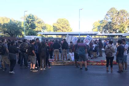 Trabajadores del organismo se concentran, en la puerta del instituto, en la colectora de la Av. General Paz al 5445, en reclamo por al menos 250 despidos. Foto: @marcedellisola