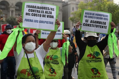 Trabajadores del sector educativo y de la construcción que simpatizan con el presidente Pedro Castillo exigen que el mandatario cierre el Congreso, durante una marcha en la Plaza 2 de Mayo, el jueves 7 de abril de 2022, en Lima, Perú.