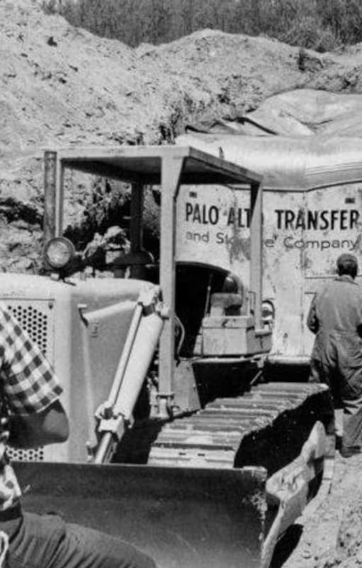 Trabajadores desentierran el vehículo donde los secuestradores mantuvieron cautivas a 27 personas, el peso de la tierra había hundido el techo (Fresno Bee/Tribune News Service/Getty Images)