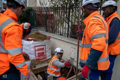 Trabajadores durante un proyecto para evitar que las aguas residuales terminen en el Sena, en Le Perreux-sur-Marne, al este de París, el 17 de marzo de 2023. (James Hill/The New York Times)