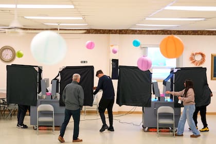 Trabajadores electorales ayudan a votantes en Garfield, Nueva Jersey, el 4 de noviembre del 2025. (AP foto/Seth Wenig)