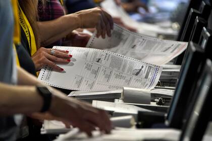 Trabajadores electorales cuentan boletas de una reciente elección primaria de Pensilvania en un almacén de la División Electoral del Condado de Allegheny, el 1 de junio de 2022, en el norte de Pittsburgh. (AP Foto/Gene J. Puskar, Archivo)