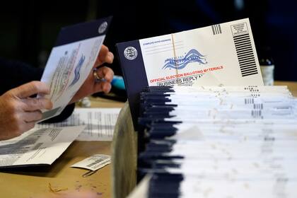Trabajadores electorales del condado de Chester, Pensilvania, procesan votos por correo en la Universidad de West Chester, Pensilvania