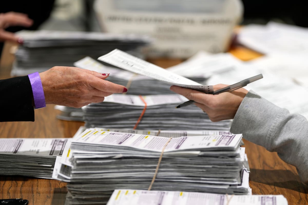 Trabajadores electorales procesan papeletas para las elecciones generales de 2024, el martes 5 de noviembre de 2024, en Milwaukee. (AP Foto/Morry Gash)