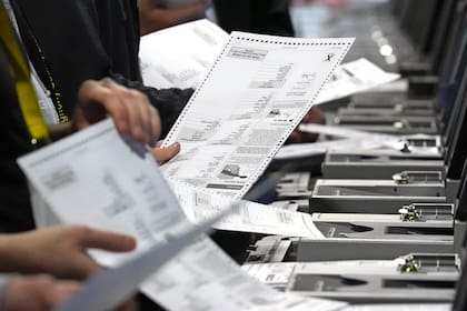 Trabajadores electorales recuentan votos de la reciente contienda al Senado de Pensilvania, en un almacén de la División Electoral del Condado de Allegheny, el miércoles 20 de noviembre de 2024, en Pittsburgh, Pensilvania (AP Foto/Gene J. Puskar, Archivo)