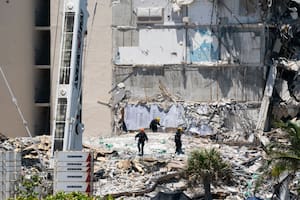Trabajadores en el los escombros tras la caída del complejo de edificios en Miami