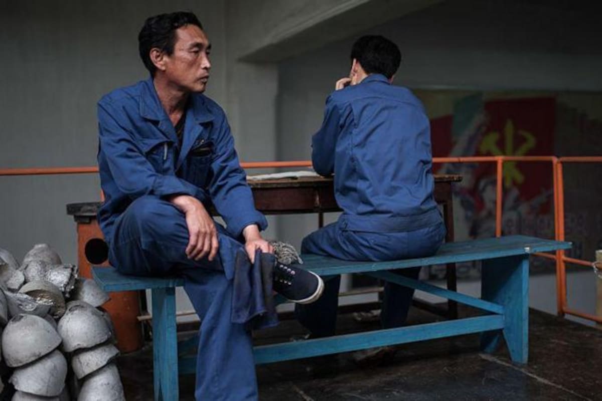 Trabajadores en una fábrica de cables eléctricos en Corea del Norte