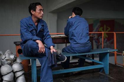 Trabajadores en una fábrica de cables eléctricos en Corea del Norte