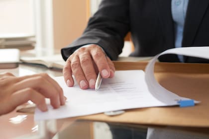 Trabajadores estatales de California denuncian que les piden verificar su elegibilidad de empleo mediante E-Verify