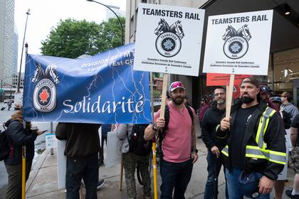 Trabajadores ferroviarios realizan una huelga frente a las oficinas de la compañía de ferrocarriles Canadian National, en el primer día de un paro nacional, en Montreal, el jueves 22 de agosto de 2024. (Ryan Remiorz/The Canadian Press via AP)