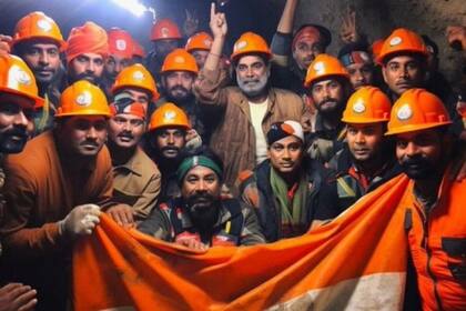 Trabajadores fueron rescatados después de 17 días atrapados
@imaheshbhavsar