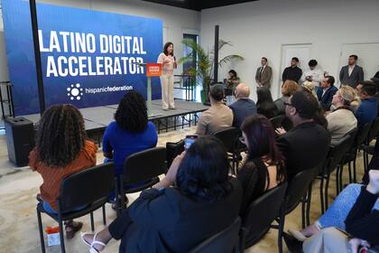 Trabajadores hispanos luchan contra la brecha tecnológica por la automatización y la IA