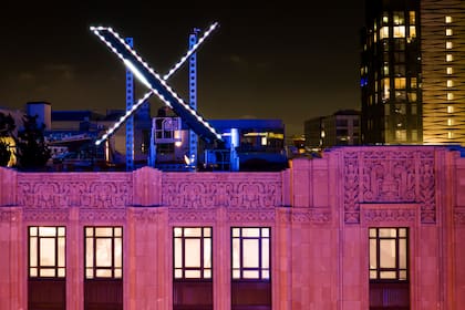 Trabajadores instalan un letrero en forma de X en la azotea de la oficina central de la compañía, el 28 de julio de 2023, en San Francisco. (AP Foto/Noah Berger, Archivo)