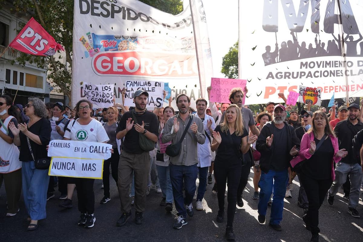 Trabajadores marchan con dirigentes de izquierda contra la reforma laboral