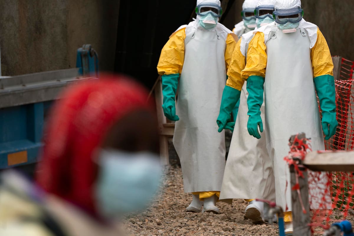 Trabajadores médicos con trajes protectores comienzan su turno en un centro de tratamiento del ébola en Beni, República Democrática del Congo (AP Foto/Jerome Delay, Archivo)