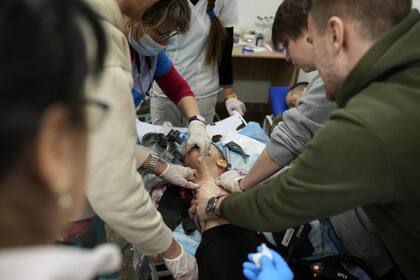Trabajadores médicos intentan sin éxito salvar la vida de Kirill, el hijo de 18 meses de Marina Yatsko, que resultó mortalmente herido por un bombardeo, en un hospital de Mariupol, Ucrania, el 4 de marzo de 2022.