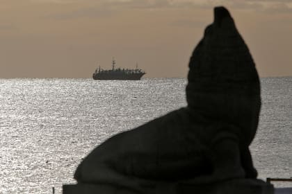 El barco espera entrar al puerto de Mar del Plata