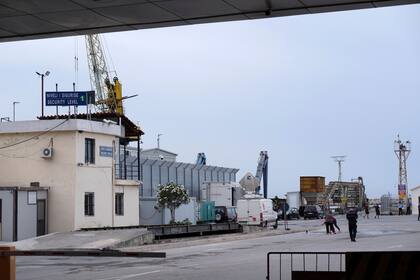 Trabajadores preparan una zona antes de la visita de la primera ministra de Italia, Giorgia Meloni, y su homólogo albanés, Edi Rama, en el puerto de Shenjin, en el noroeste de Albania, el miércoles 5 de junio de 2024. Meloni visitaba Albania para agradecer al pequeño país balcánico su ayuda al alojar a miles de solicitantes de asilo rescatados en aguas internacionales. La visita se hacía unos días antes de las elecciones europeas, en las que la migración ha sido un tema clave. (AP Foto/Vlasov Sulaj)