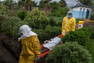 Trabajadores que combaten el ébola en Congo hacen huelga por salarios mientras las muertes rozan 600