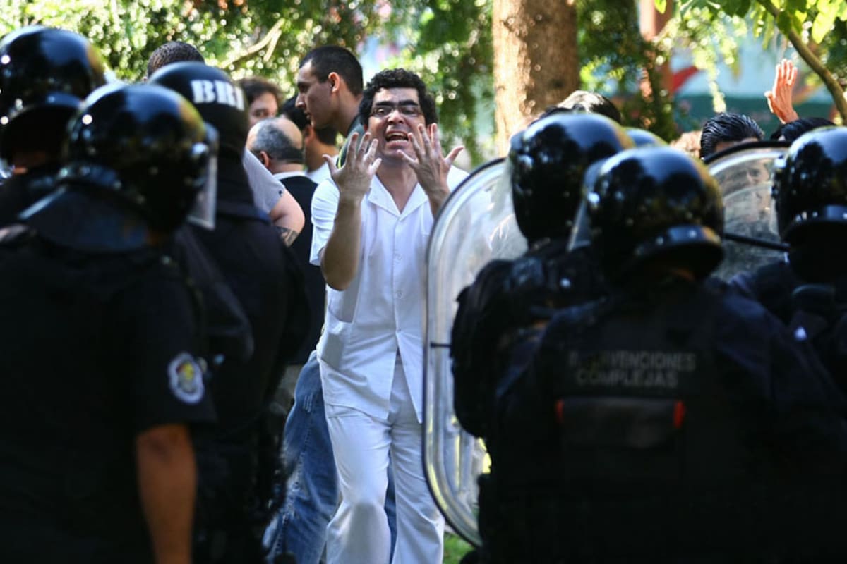 Trabajadores que se oponían a la demolición de un taller en el hospital Borda fueron violentamente reprimidos por la policía, 26 de abril