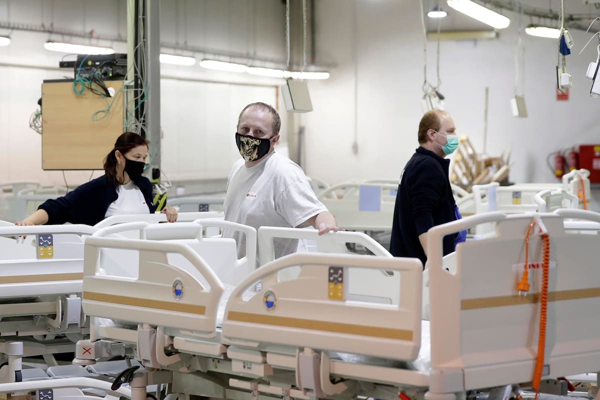 Trabajadores realizan trabajos de terminación en camas hospitalarias, en la fábrica Linet, en Slany, República Checa