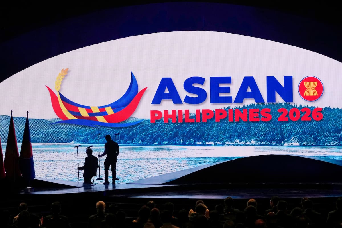 Trabajadores revisan los micrófonos en el escenario antes del inicio de la ceremonia de inauguración de la 48 cumbre de la ASEAN y juntas relacionadas, el 8 de mayo de 2026, en Cebú, Filipinas. (AP Foto/Aaron Favila, Pool, Archivo)