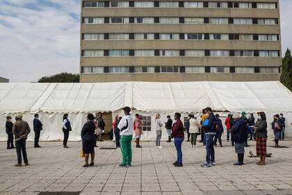 Trabajadores sanitarios aguardan para ingresar a un centro de vacunación en el Charlotte Maxeke Johannesburg Academic Hospital, la semana pasada en Johannesburgo, Sudáfrica