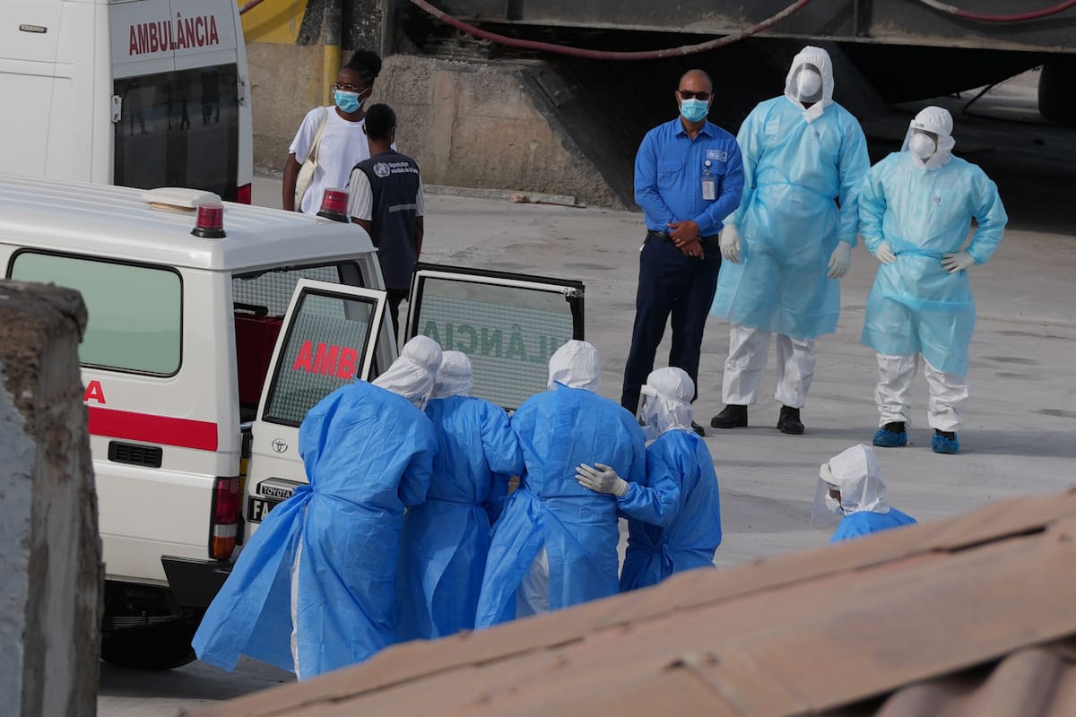 Trabajadores sanitarios con equipo de protección evacuan a los pacientes del crucero MV Hondius hacia una ambulancia en Praia, Cabo Verde