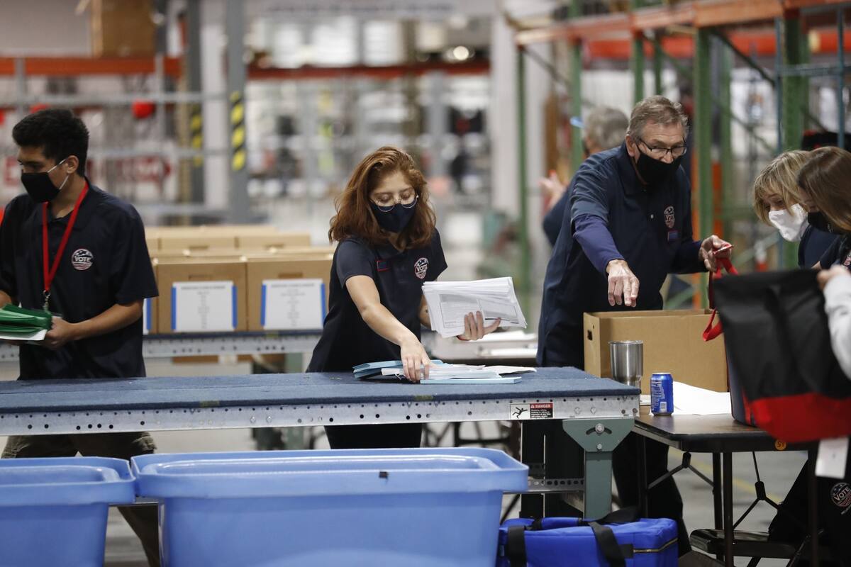 Trabajadores supervisan los votos en el Centro de Operaciones Electorales en Largo, Florida