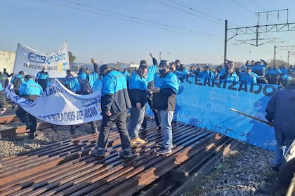 Trabajadores tercierizados cortan las vías del tren Roca a la altura de Avellaneda