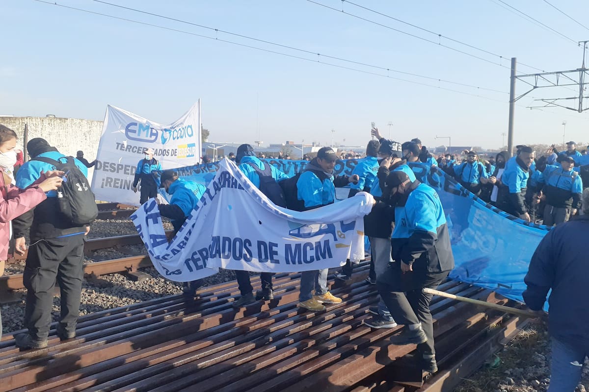 Trabajadores tercierizados cortan las vías del tren Roca a la altura de Avellaneda